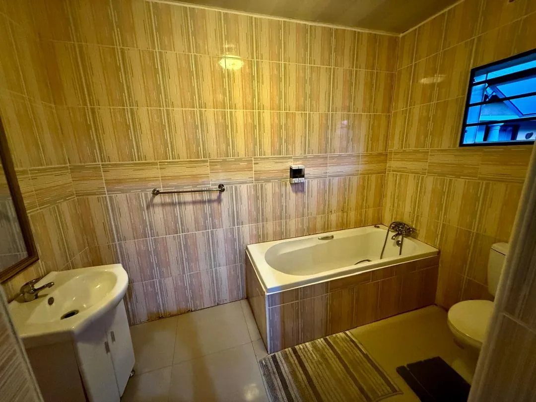 Royal Olympia Lodge & Safaris ensuite bathroom